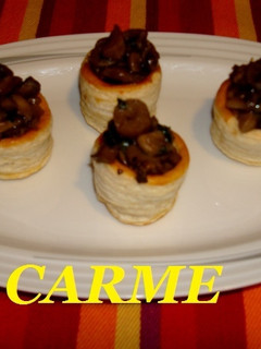 Una foto de Mini vols au vent rellenos de champiñones salteados