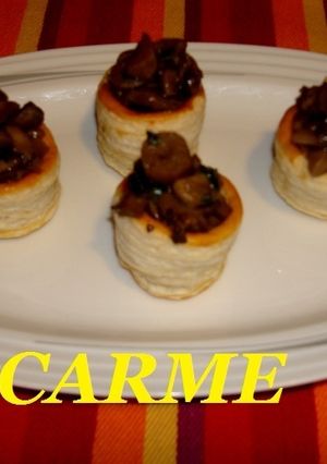 Una foto de Mini vols au vent rellenos de champiñones salteados