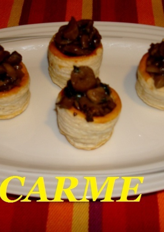 Una foto de Mini vols au vent rellenos de champiñones salteados