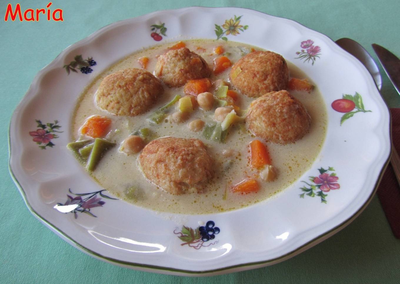 Albóndigas de bacalao y zanahoria con sopa de garbanzos y verdura  <br />