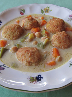 Una foto de Albóndigas de bacalao y zanahoria con sopa de garbanzos y verdura