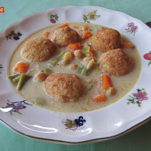 Albóndigas de bacalao y zanahoria con sopa de garbanzos y verdura