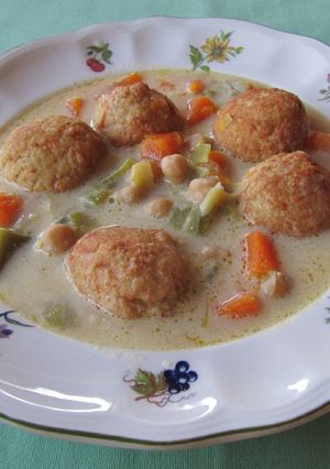 Una foto de Albóndigas de bacalao y zanahoria con sopa de garbanzos y verdura