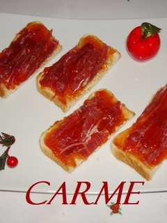 Una foto de Canapés de jamón Ibérico y mermelada de tomate