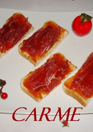 Una foto de Canapés de jamón Ibérico y mermelada de tomate
