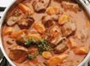 Foto principal de Cholent, guiso de judias israelí