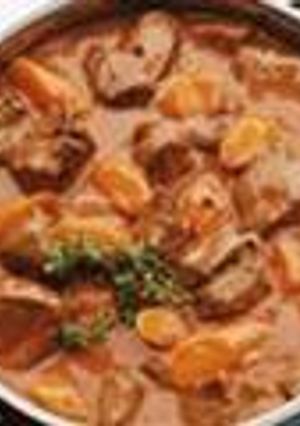 Una foto de Cholent, guiso de judias israelí