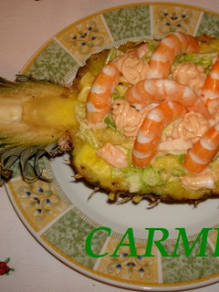 Una foto de Cóctel de piña rellena con langostinos