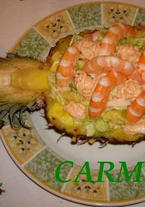 Una foto de Cóctel de piña rellena con langostinos