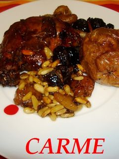 Una foto de Pato confitado con frutos secos y peras