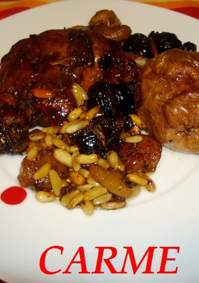 Una foto de Pato confitado con frutos secos y peras