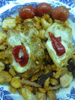 Una foto de Migas con huevos y tomates cherry
