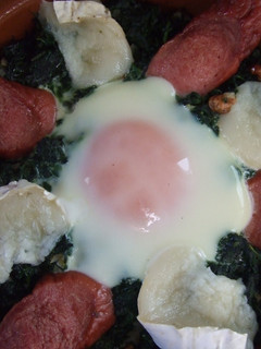 Una foto de Gratinado de espinacas con huevo y salchichas