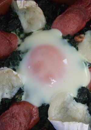 Una foto de Gratinado de espinacas con huevo y salchichas