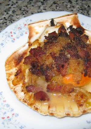 Una foto de Vieiras con jamón y gambas