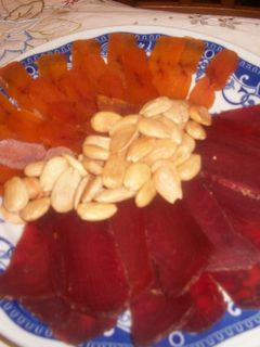 Una foto de Hueva y mojama con almendras