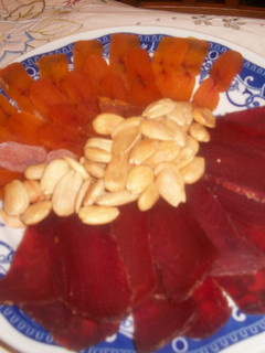 Una foto de Hueva y mojama con almendras