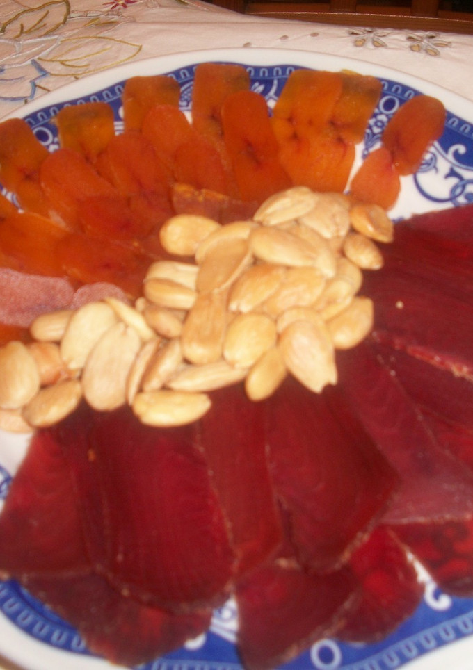 Una foto de Hueva y mojama con almendras