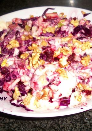 Una foto de Ensalada morada con nueces