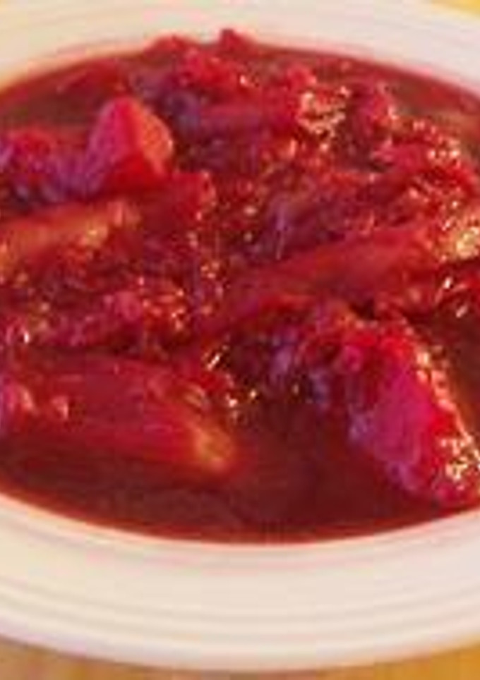 Una foto de Sopa roja de remolacha ucraniana