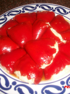 Una foto de Pimientos de Lodosa rellenos de bacalao