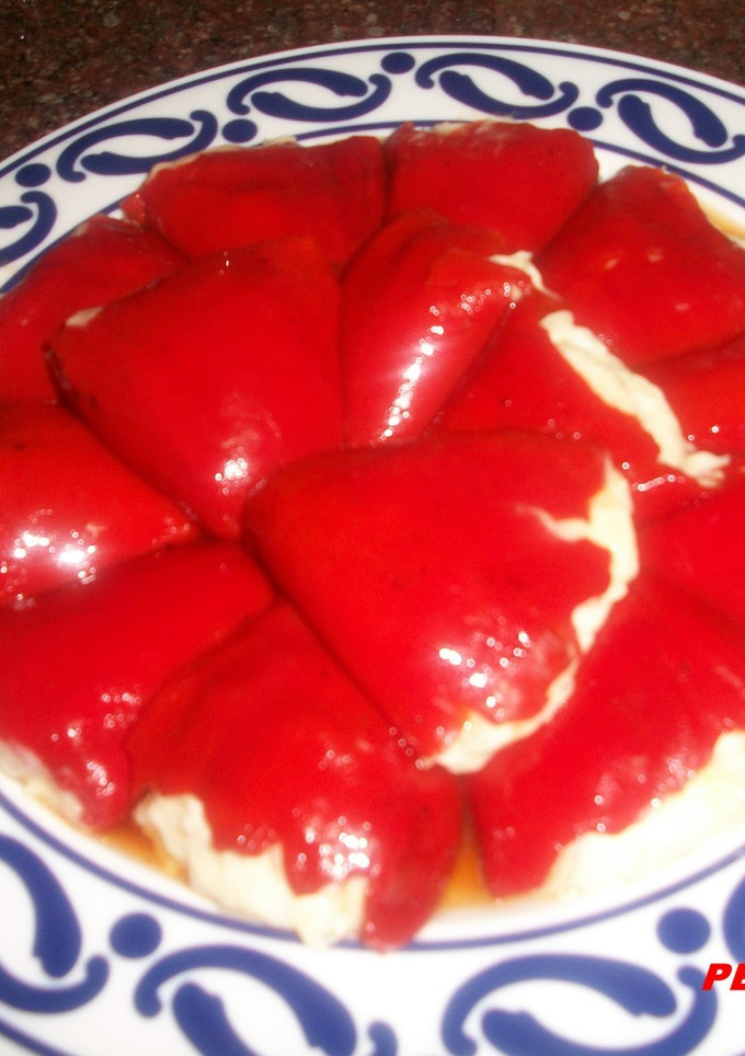 Una foto de Pimientos de Lodosa rellenos de bacalao