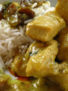 Una foto de Pollo al curry con leche de coco e higos secos
