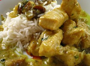 Una foto de Pollo al curry con leche de coco e higos secos