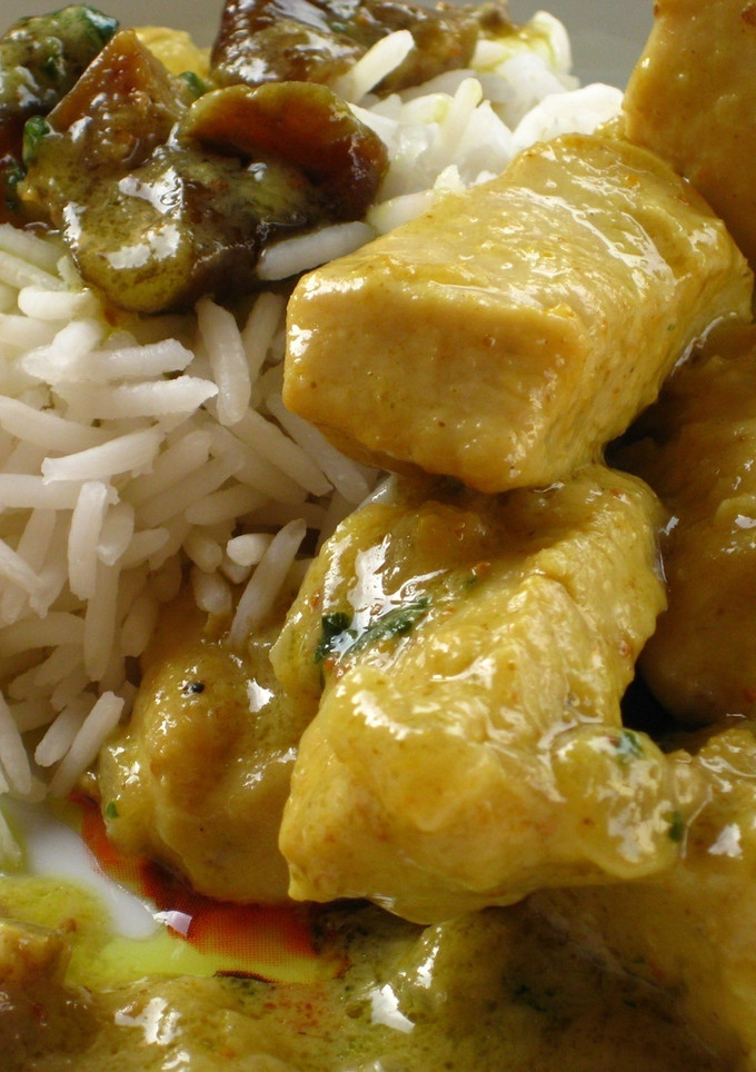 Una foto de Pollo al curry con leche de coco e higos secos