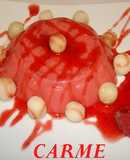 Flan de fresas en almíbar y uvas crujientes