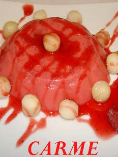 Una foto de Flan de fresas en almíbar y uvas crujientes