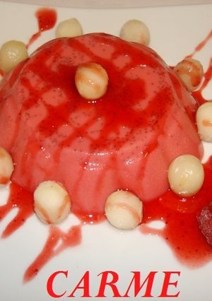 Una foto de Flan de fresas en almíbar y uvas crujientes