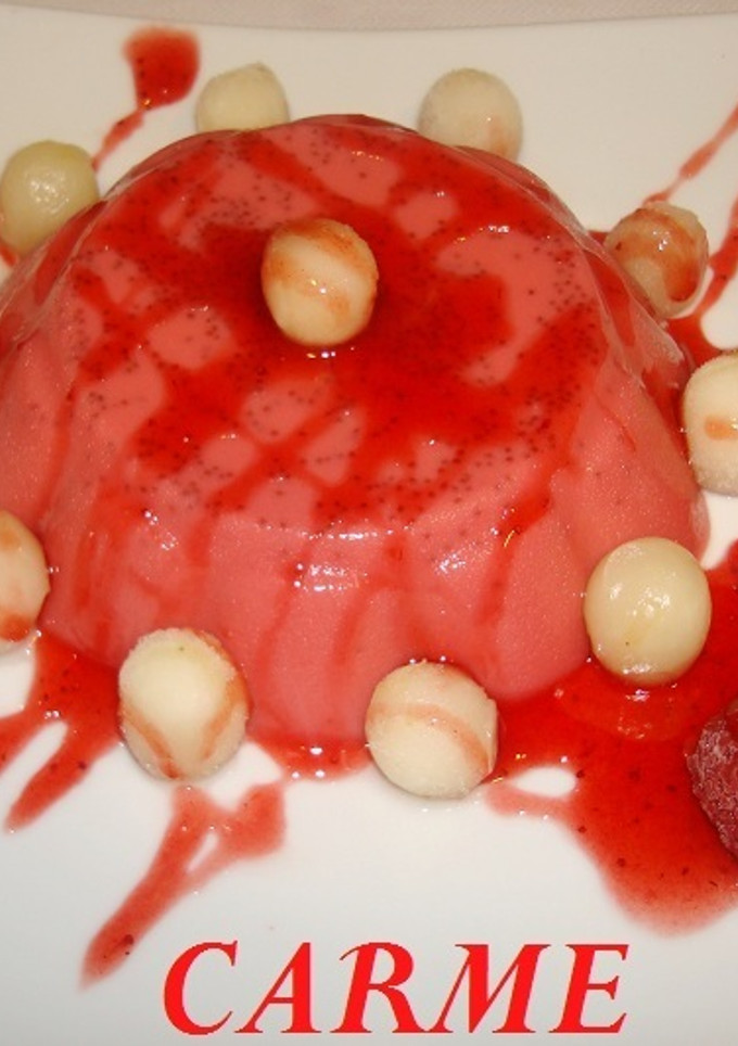 Una foto de Flan de fresas en almíbar y uvas crujientes