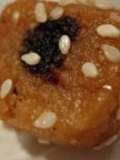 Una foto de Makroud, pastel a base de sémola y pasta de dátiles