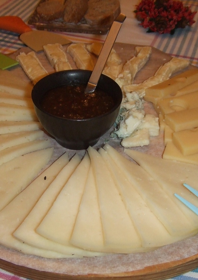 Una foto de Tabla de quesos y embutidos variados
