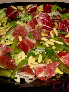 Una foto de Ensalada de espárragos salteados e ibérico