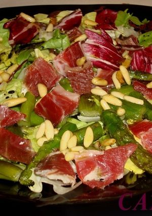 Una foto de Ensalada de espárragos salteados e ibérico