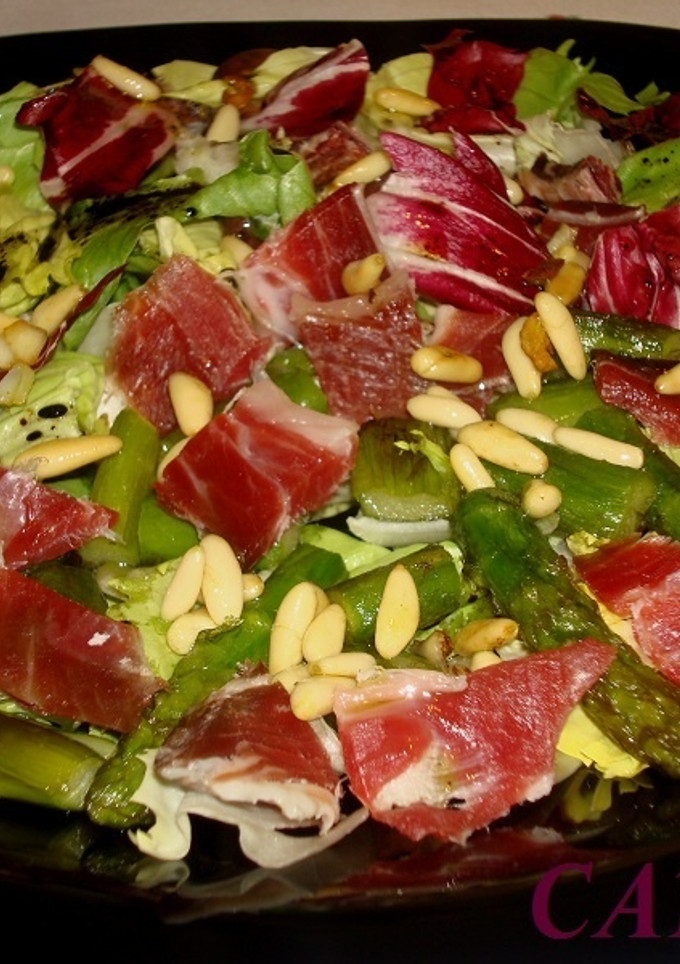 Una foto de Ensalada de espárragos salteados e ibérico