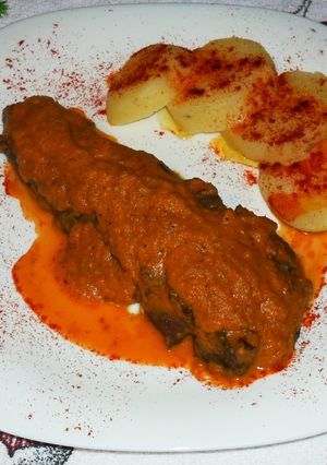 Una foto de Corazon de vacuno con salsa