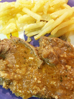 Una foto de Chuletas de cerdo con ajo y perejil