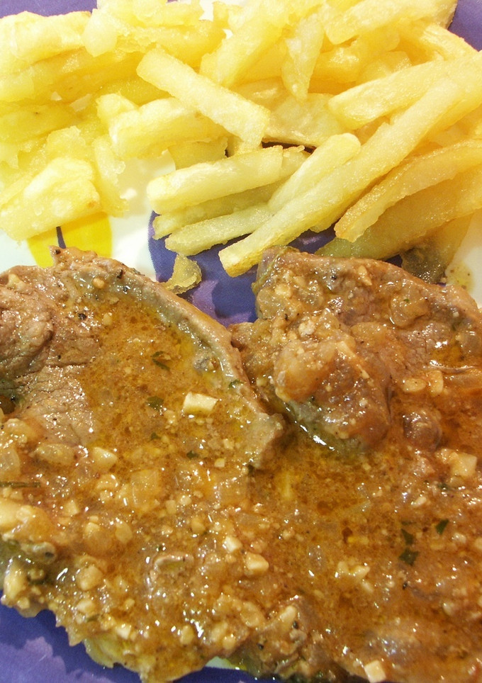 Una foto de Chuletas de cerdo con ajo y perejil