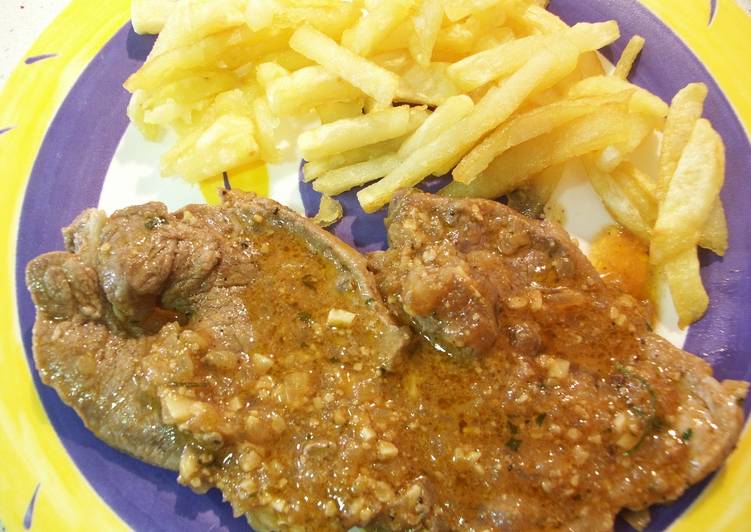 Chuletas de cerdo con ajo y perejil