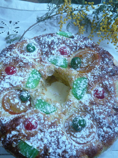 Una foto de Roscón de reyes relleno de crema