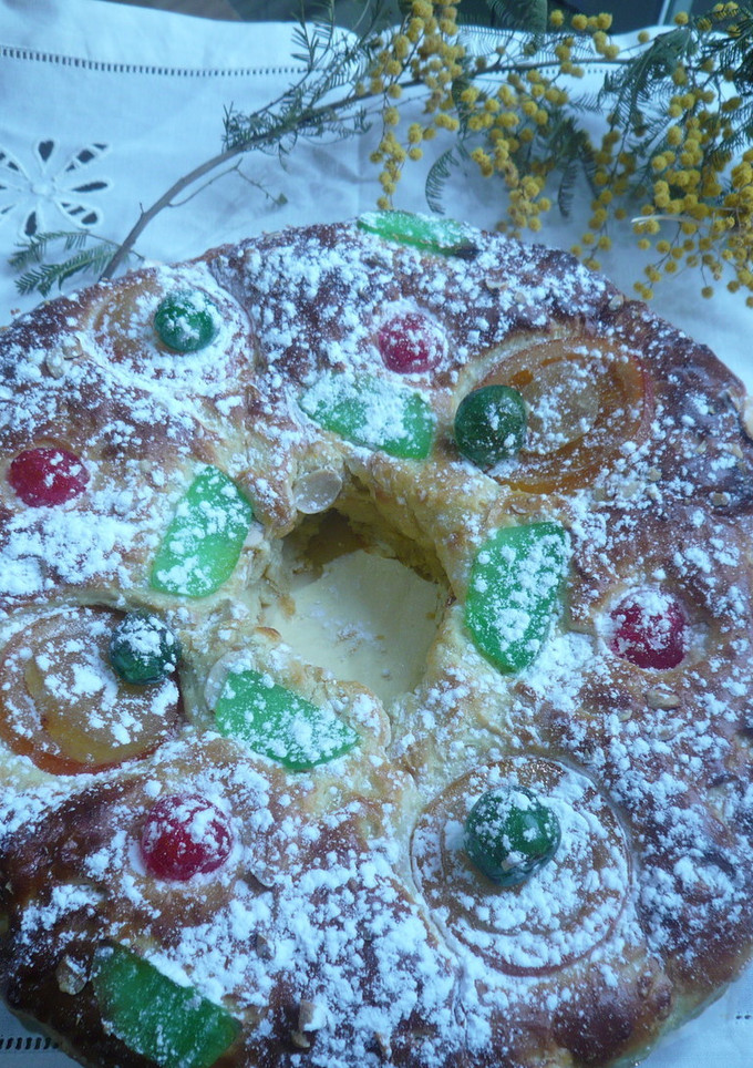 Una foto de Roscón de reyes relleno de crema