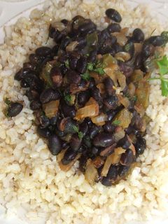 Una foto de Arroz integral y fríjoles negros