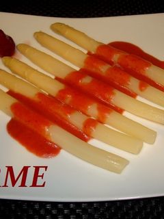 Una foto de Espárragos con salsa de fresas balsámicas