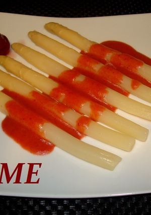 Una foto de Espárragos con salsa de fresas balsámicas