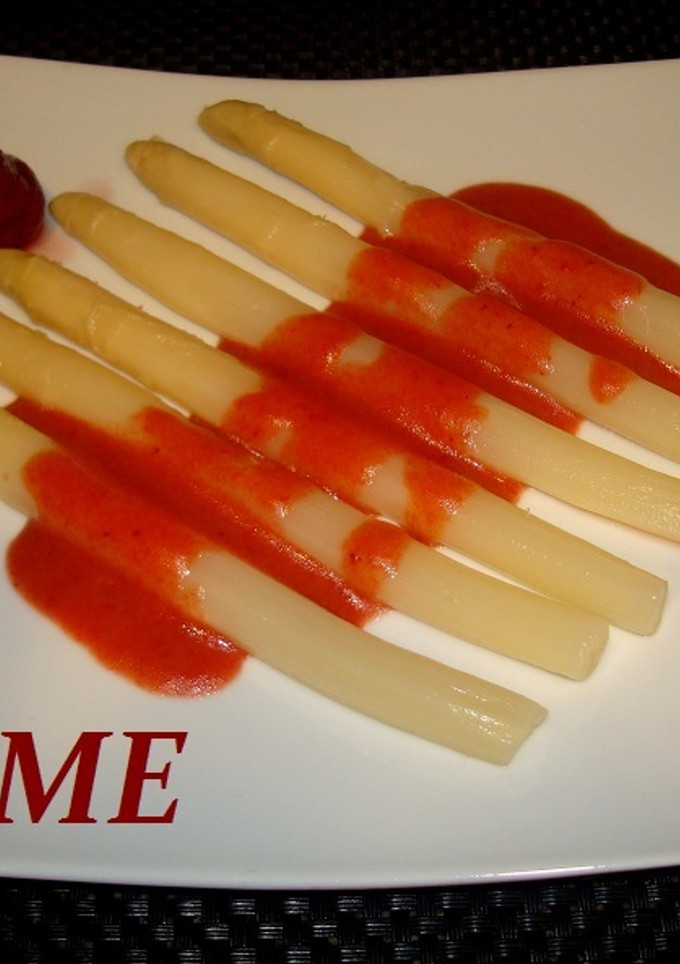 Una foto de Espárragos con salsa de fresas balsámicas