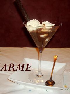 Una foto de Copa de helado bañado de turrón de trufa caliente