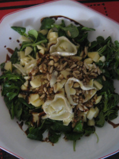 Una foto de Ensalada de canónigos con queso de cabra